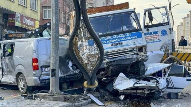 Gaziantep'te feci kaza: Trafik ışıklarında bekleyen 6 araca çarptı