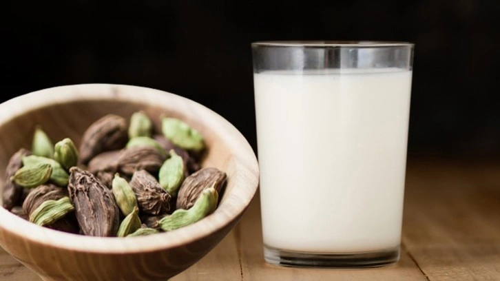 Sütün içine 1 kaşık ilave etmeniz yeterli: Faydasını duyan bardak bardak içmek isteyecek