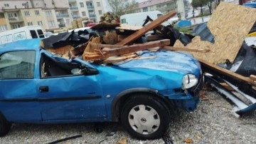 Denizli'de kuvvetli rüzgar çatı uçurdu, otomobiller zarar gördü