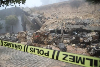  Gaziantep'te yoğun yağış sonrası istinat duvarı araçların üzerine çöktü